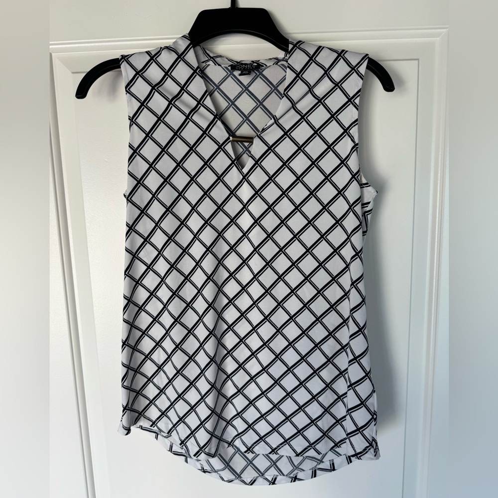Sleeveless Navy and White Geometric Top